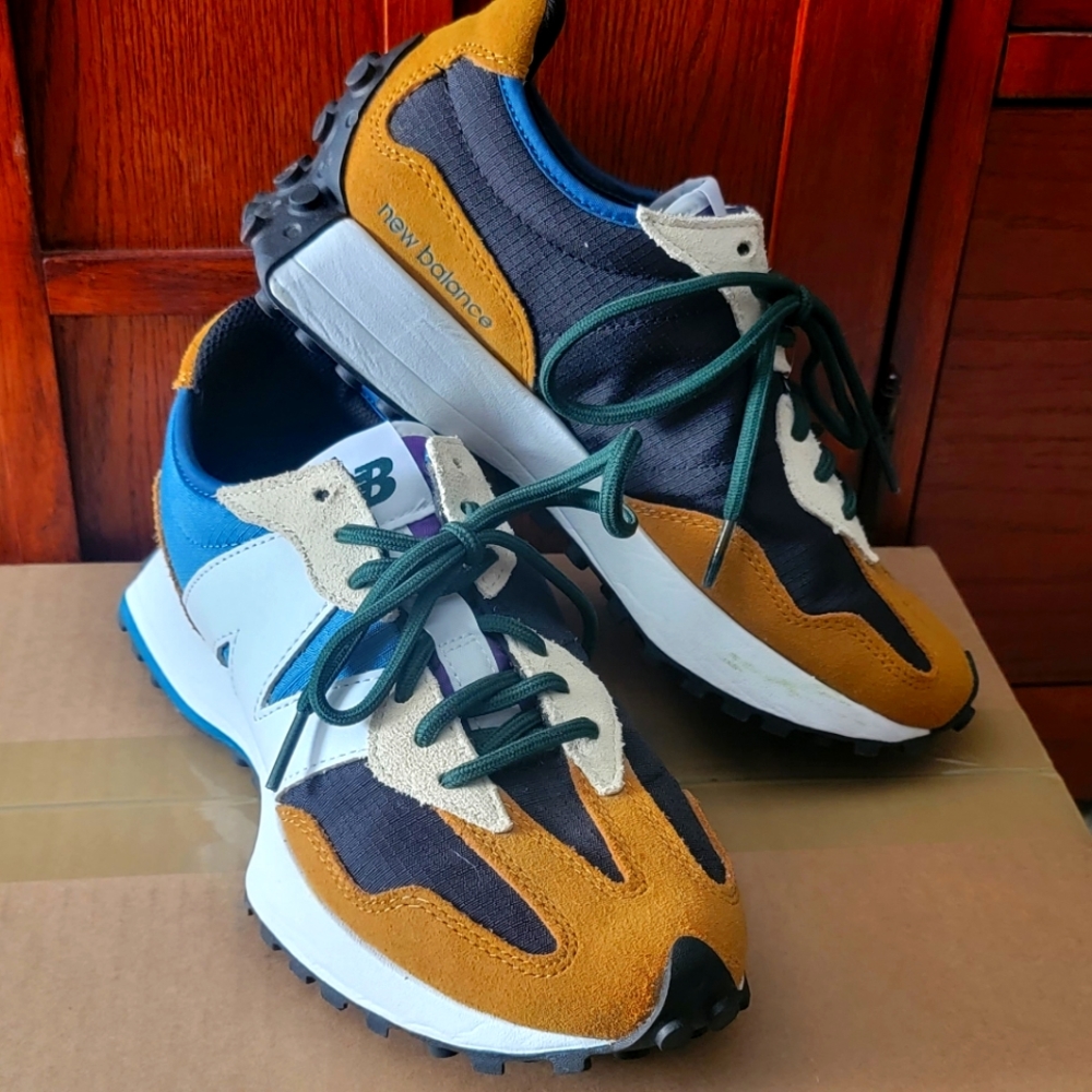 New Balance Woen's 327 sneakers size 7.5